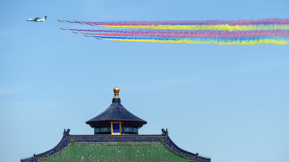 領隊機梯隊從天壇祈年殿上空飛過