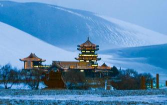 古郡敦煌迎新年初雪 雪漠風光引游人