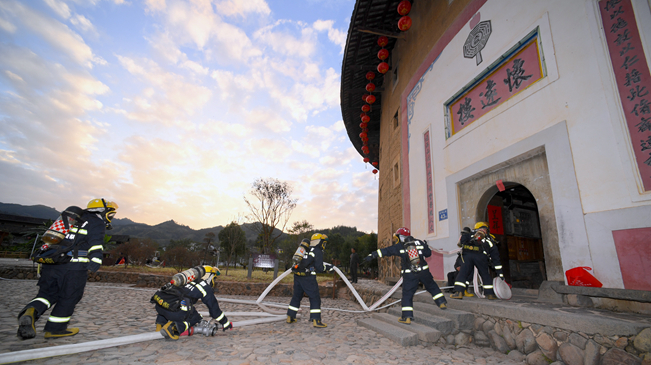 福建南靖：守護(hù)世遺土樓的“火焰藍(lán)”