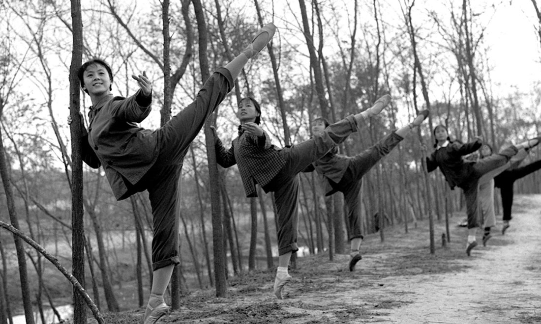 1972年秋，上海市舞蹈學(xué)校《白毛女》劇組的演員們來到上海市金山縣金衛(wèi)公社參加勞動(dòng)鍛煉，在農(nóng)村也堅(jiān)持練功。新華社記者黃田寶攝