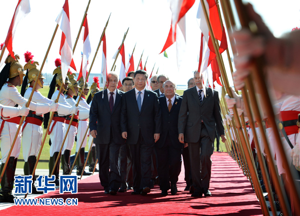 7月16日，國家主席習近平在巴西利亞會見巴西參議長卡列羅斯和眾議長阿爾維斯。這是習近平步入國會大廈。 新華社記者 劉建生 攝 