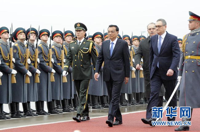 10月12日，中國國務(wù)院總理李克強(qiáng)乘專機(jī)抵達(dá)莫斯科，開始對俄羅斯進(jìn)行正式訪問并舉行中俄總理第十九次定期會晤。俄方在機(jī)場舉行隆重儀式，歡迎李克強(qiáng)總理。新華社記者 張鐸 攝