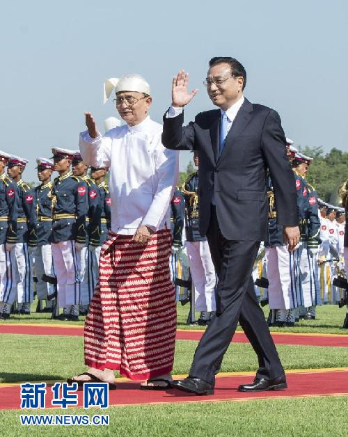 11月14日，中國國務(wù)院總理李克強(qiáng)在內(nèi)比都同緬甸總統(tǒng)吳登盛舉行會談。這是會談前，吳登盛在緬甸總統(tǒng)府前廣場為李克強(qiáng)舉行隆重的歡迎儀式。新華社記者 王曄 攝