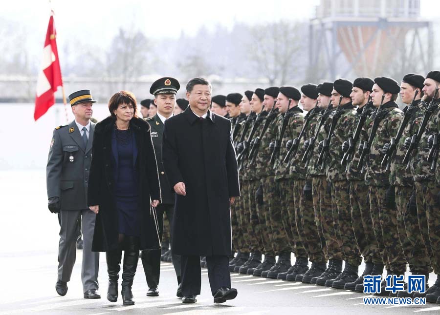 1月15日，國家主席習(xí)近平乘專機(jī)抵達(dá)蘇黎世，開始對瑞士聯(lián)邦進(jìn)行國事訪問。 這是習(xí)近平在瑞士聯(lián)邦主席洛伊特哈德陪同下檢閱儀仗隊(duì)。新華社記者 蘭紅光 攝