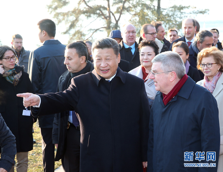 1月18日，國家主席習近平在瑞士洛桑國際奧林匹克博物館會見國際奧林匹克委員會主席巴赫。這是會見后，習近平和夫人彭麗媛在巴赫主席夫婦陪同下，參觀國際奧林匹克博物館。新華社記者 姚大偉 攝