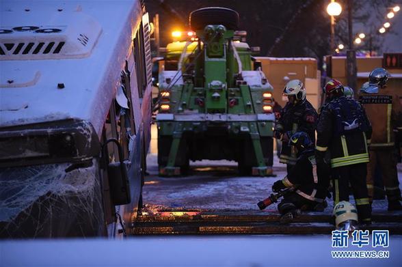 （國(guó)際）（9）莫斯科一公交車(chē)沖入地下通道致5人死亡