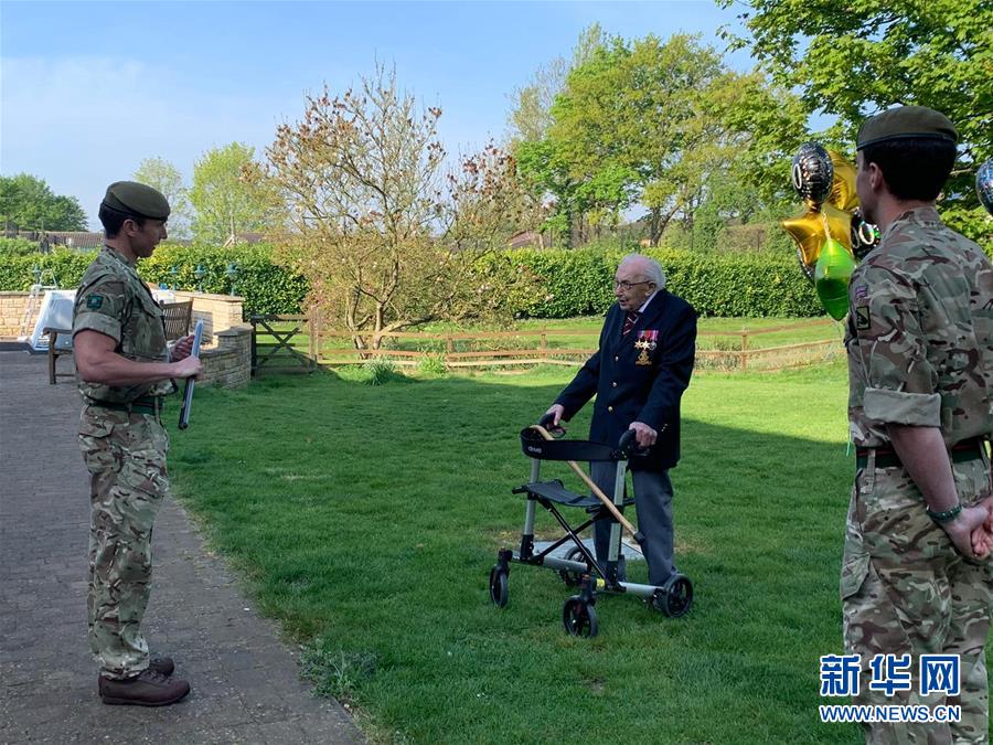 （國際疫情·圖文互動）（1）步行100圈的挑戰(zhàn)——英國99歲二戰(zhàn)老兵致敬戰(zhàn)“疫”勇者