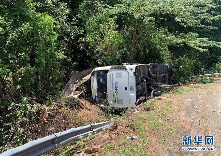 （國際）（1）越南中部一旅游大巴翻車致13死