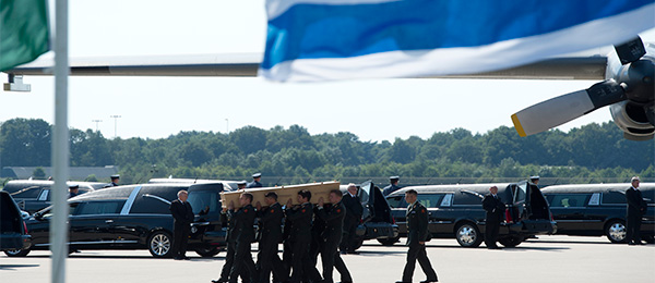 首批馬航MH17航班遇難者遺體運抵荷蘭