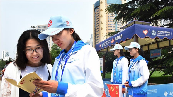 近2萬名城市運(yùn)行志愿者上崗服務(wù)上合青島峰會