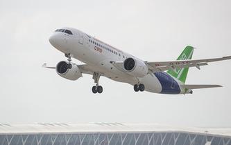 C919大型客機(jī)102架機(jī)轉(zhuǎn)場東營試飛基地