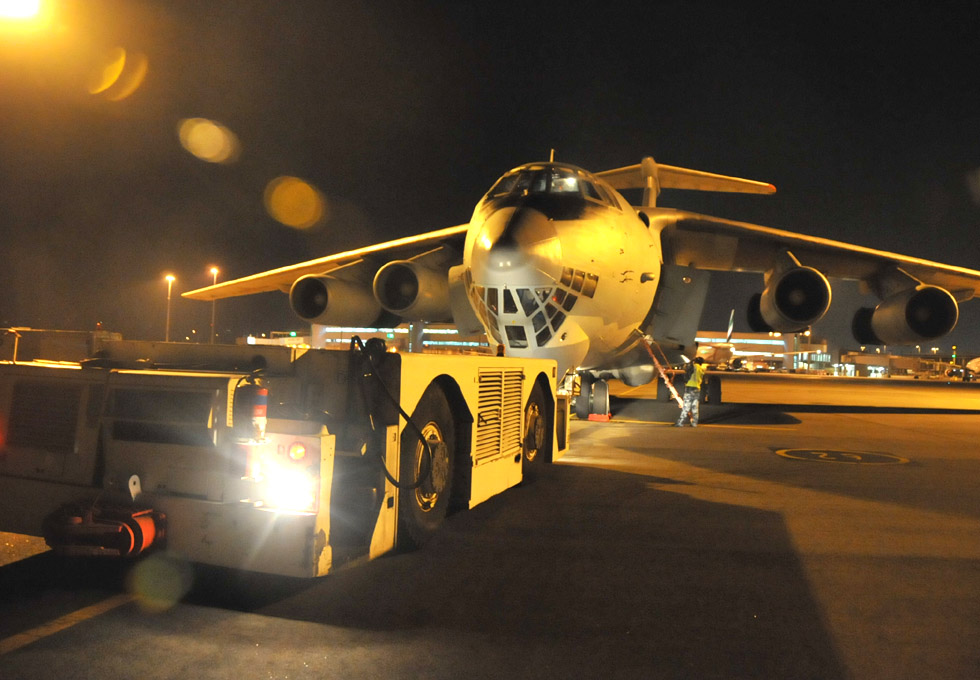 中國(guó)空軍克服不利因素全力搜尋馬航失聯(lián)客機(jī)